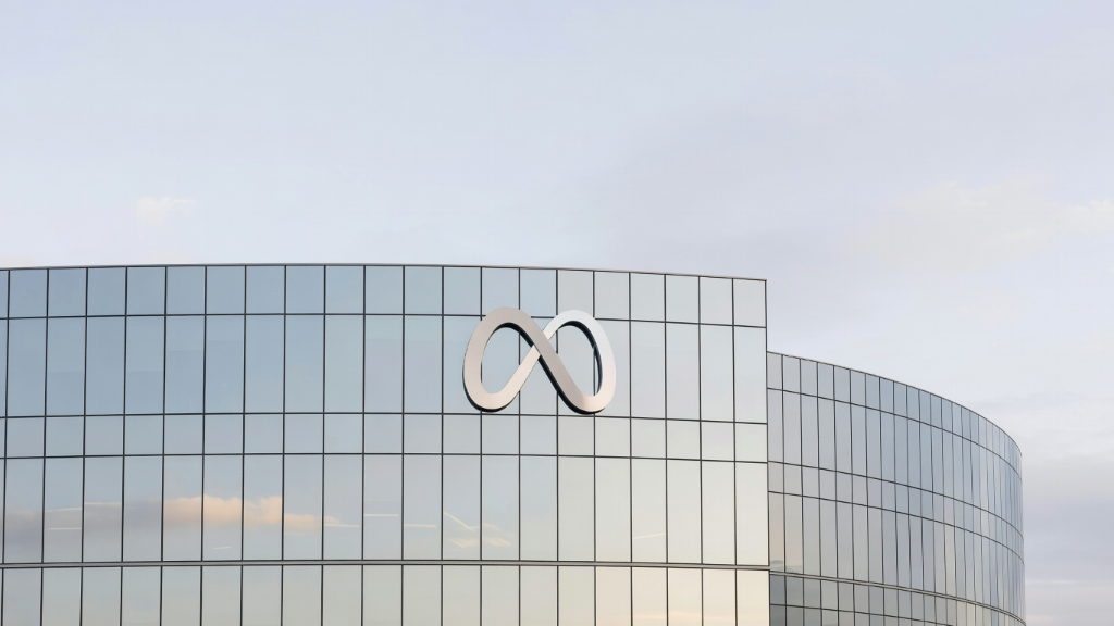 O Paradoxo da Meta: Por que Demitir 8 Mil Pessoas Quando os Apps Batem Recordes?